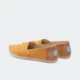 Alpargatas amarillas de lona con elástico en V para facilitar su postura.