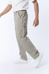 Pantalón estilo carpintero de corte recto y ajuste holgado, confeccionado en tela de algodón resistente. Presenta bolsillos laterales, bolsillos traseros y detalles de costuras reforzadas característicos del diseño utilitario.