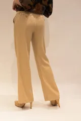 Pantalón negro de lino, corte palazzo, con cintura alta elastizada y cordón ajustable.