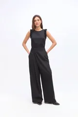 Pantalón de pierna amplia color bordó, con diseño de cruce delantero y caída fluida.