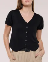Cardigan corto de tejido de punto fino con hilo brillante de lurex y destellos metalizados. Presenta escote en V pronunciado, mangas cortas, cierre frontal con botones a tono y ruedo con terminación en pico en el frente.