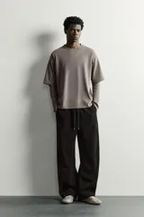 Camiseta de corte relajado confeccionada en algodón con elasticidad, con cuello redondo y diseño de manga larga con efecto doble. Presenta un acabado con efecto lavado.