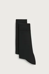 Par de calcetines de lana color gris oscuro, con acabado en rib elástico.