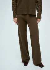 Pantalón de punto fino con diseño wideleg y corte recto. Presenta tiro alto y cintura con elástico para mayor comodidad.