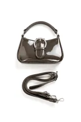 Bolso tipo bandolera de poliuretano en color marrón oscuro con acabado acharolado, hebilla frontal decorativa grande y correa ajustable y desmontable.