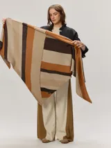 Chal triangular de punto con diseño de rayas en tonos marrones, tostados y beige.