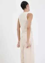 Top de punto de algodón, con diseño recto, cuello redondo y tirantes anchos.