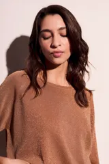 Sweater negro de manga larga con escote redondo y tejido ligero con brillo sutil de lurex.