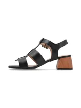 Sandalia de cuero negro con diseño de tiras anchas entrelazadas, cierre con hebilla lateral y taco cuadrado de madera.