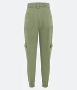 Pantalón jogger color beige, de tiro alto, con bolsillos cargo laterales y tobillos ajustados.