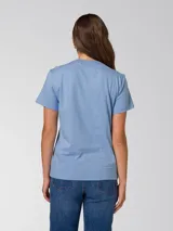 Remera de algodón color azul claro, con cuello redondo y mangas cortas. Presenta un pequeño estampado gráfico en el pecho izquierdo.