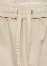 Pantalon de corte recto confeccionado en 100% algodón, con cintura elástica y cierre de lazo ajustable. Cuenta con bolsillos tipo cargo en los laterales y bolsillos de parche en la parte posterior.