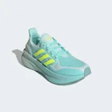 Championes de running Adidas Ultraboost 5, color celeste/turquesa con detalles en amarillo neón. Presentan tres franjas laterales icónicas en amarillo neón y una mediasuela gruesa con tecnología BOOST.