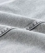 Campera de jean de hombre, color celeste claro con efecto desteñido y desgastado. Presenta cuello, manga larga, cierre frontal con botones blancos y dos bolsillos con solapa y botón en el pecho.