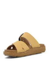 Sandalia de color amarillo claro con diseño de doble tira cruzada en el empeine, una de ellas ajustable con hebilla grande. Suela de plataforma baja con textura tipo corcho.