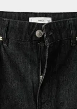 Jeans de tiro bajo con diseño estilo barrel, confeccionados en tejido de algodón estilo tejano vaquero. Presentan cierre frontal de cremallera y botón, cinco bolsillos y trabillas para cinturón.