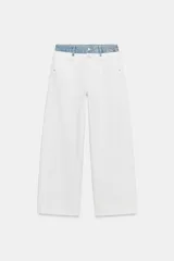 Jeans rectos de tiro medio en color blanco, con diseño de doble cinturilla en tejido denim a contraste, bolsillos y cierre frontal con cremallera y botones.