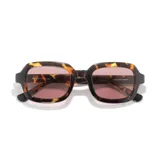 Lentes de sol Sunski modelo Lago, con montura de carey marrón y lentes rosas.