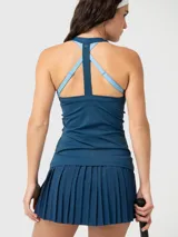 Conjunto deportivo de dos piezas color azul petróleo, compuesto por una musculosa de corte ajustado con cuello redondo y una pollera tableada con diseño plisado.