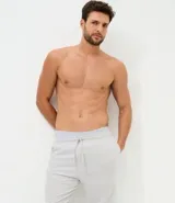 Pantalón de pijama de franela color gris claro, con cintura elástica y cordón de ajuste.