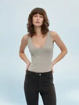 Body de mujer color gris claro, de manga corta y escote en V pronunciado.