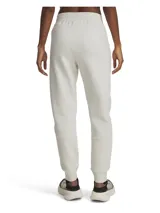 Jogger deportivo Under Armour de tejido doble punto, color beige claro. Presenta cintura elástica con cordón interno, bolsillos laterales abiertos y un bolsillo cargo con cremallera en el muslo derecho. Diseño de corte ajustado en las piernas con puños elásticos en los tobillos.