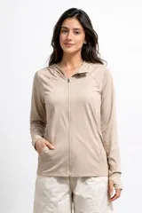 Campera deportiva con cierre frontal completo, capucha y bolsillos laterales. Presenta mangas largas con aberturas para los pulgares en los puños, confeccionada en tejido técnico elástico.