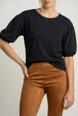 Remera negra de manga corta abullonada, con cuello redondo y calce al cuerpo. La tela presenta una textura sutilmente arrugada o con relieve.