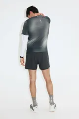 Remera deportiva de manga corta con tecnología DryMove, de corte estándar y cuello redondo, en tono gris con efecto degradado y detalles reflectantes.