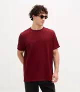 Remera masculina de manga corta y cuello redondo, confeccionada en tejido de media malla con textura vertical.