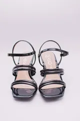 Sandalias rojas de charol con dos tiras en el empeine, tira fina con hebilla en el tobillo y tacón cuadrado.