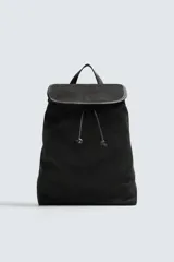 Mochila de cuero con acabado de serraje, cuenta con un compartimento principal con cierre de solapa y cordón ajustable. Incluye asa de mano superior y correas de hombro ajustables.