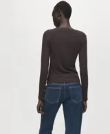 Camiseta Lilobar entallada de manga larga, confeccionada en mezcla de viscosa, poliéster y elastano, con diseño básico y cuello redondo.