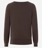 Suéter de punto color marrón chocolate, con cuello redondo y mangas largas con puños acanalados. Presenta un diseño básico y versátil de corte recto.