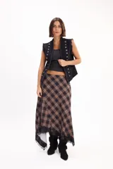 Falda midi evasé de talle medio, con estampado a cuadros en tonos marrones y negros, y detalle de puntilla negra en el ruedo.