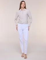 Pantalón de gabardina elastizada marca Zac & Rachel, color blanco, de corte recto. Posee pretina ancha con faja interna modeladora y costura frontal pespunteada en las piernas.