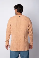 Buzo de corte oversize confeccionado en tela waffle de algodón con proceso de teñido acid wash. Presenta cuello redondo con detalle de costura en X y mangas largas con puños acanalados.