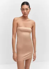 Vestido corto tipo strapless, de diseño entallado y sin costuras, confeccionado en tejido elástico.