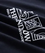 Remera de algodón color negro, de corte regular y manga corta. Presenta un estampado frontal localizado con lettering 'The Wind Flow' y diseño de tres cuadros con íconos lineales en color blanco.