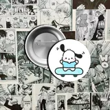 Pin metálico con diseño de Hello Kitty con moño rosa y huesos cruzados en lugar de bigotes.