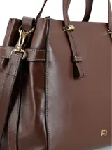 Cartera tipo shopper de cuero liso color marrón, con doble asa superior, correa ajustable y extraíble, herrajes metálicos dorados y logo de la marca en la parte frontal. Cuenta con cierre superior y múltiples compartimentos.