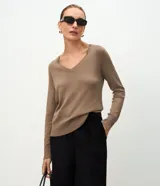 Blusa básica de punto leve color marrón, con escote en V, mangas largas y cuello con textura acanalada. Presenta un corte regular y diseño liso.