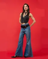 Jean de tiro alto con corte oxford, confeccionado en denim azul clásico. Presenta un diseño de pierna ancha y acampanada con costuras verticales que estilizan la silueta.
