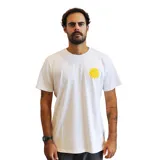 Remera blanca de algodón con estampado amarillo de un sol en el pecho.