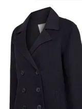 Chaqueta tipo abrigo cruzado de color negro, con solapas amplias, doble abotonadura frontal y bolsillos laterales. Confeccionada en una mezcla de lana y cashmere, presenta una silueta estructurada y elegante.