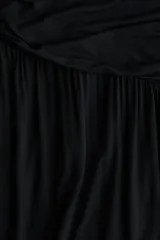 Pantalón de corte holgado en punto de viscosa, de color negro, con cintura elástica ancha fruncida y piernas estilo globo con puños elásticos en los tobillos.