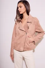 Campera tipo biker de gamuza sintética color rosa viejo, con cierre frontal cruzado, solapas con broches metálicos y bolsillos laterales con cierre.