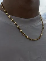 Cadena de eslabones tipo marina en color dorado, con cierre de mosquetón.