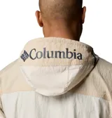 Campera Columbia modelo Challenger Windbreak Omni-Shield de color beige claro con detalles en tostado. Cuenta con capucha ajustable, media cremallera frontal, gran bolsillo canguro central con solapa y cierre de velcro, y puños elásticos.