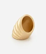 Maxi anillo dorado con diseño voluminoso de capas redondeadas superpuestas, creando un efecto de anillos concéntricos continuos. Fabricado con metal reciclado.